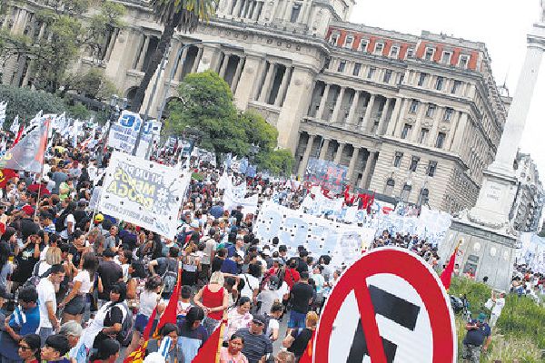 Organizaciones sociales, políticas y sindicales, marcharon en respaldo al juicio político a miembros de la Corte Suprema  
