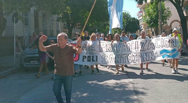 Linea Oeste Segundo abrazo en contra de la privatización del Polideportivo Santojanni 