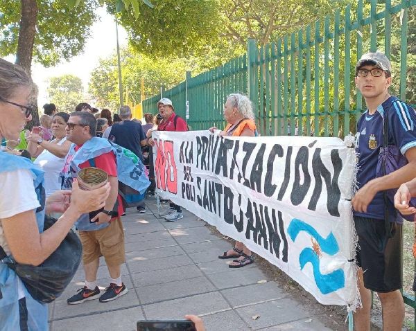 Linea Oeste Continua inquebrantable la oposición de los vecinos a la privatización del Polideportivo Santojanni