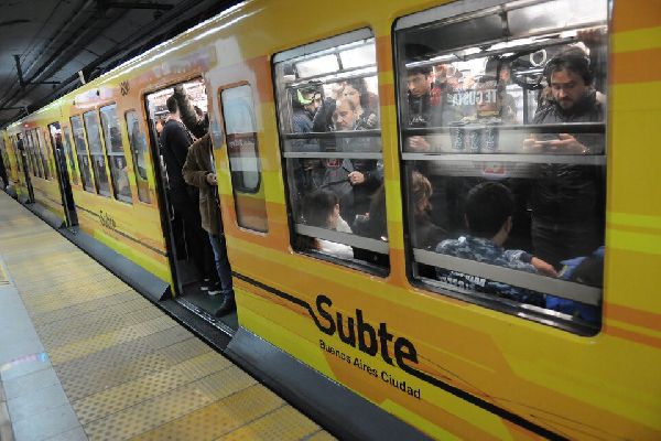 Paro en todo toda la Red de  Subtes tras la detención de delegados en la línea B