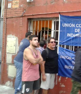 Trabajadores de la textil lÃ­nea Globito S.A.I.C. defienden sus puestos de trabajo